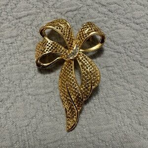 Elegant Vintage Gold Tone Bow Brooch with Rhinestones